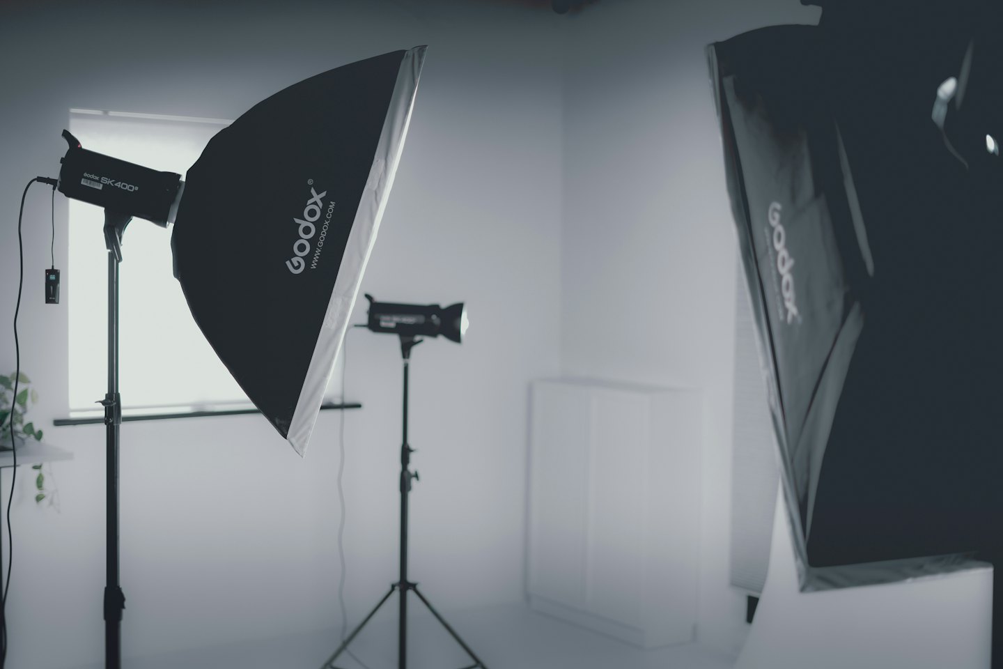 Fotostudio-Aufbau mit Blitzlichtern und Softboxen.