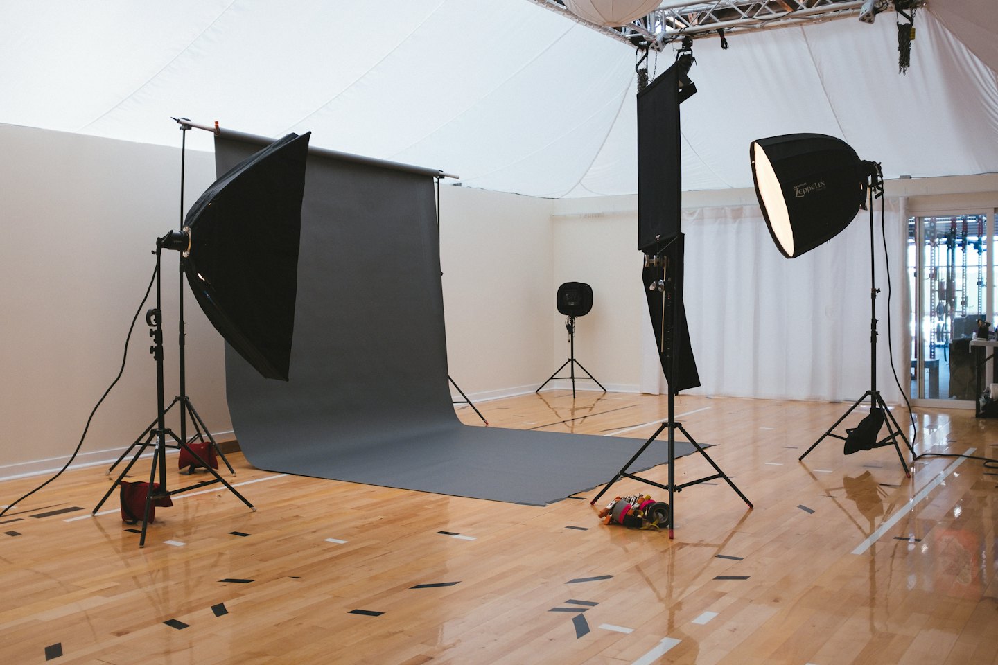 Professionelles Fotostudio mit Softboxen und Papierhintergrund.