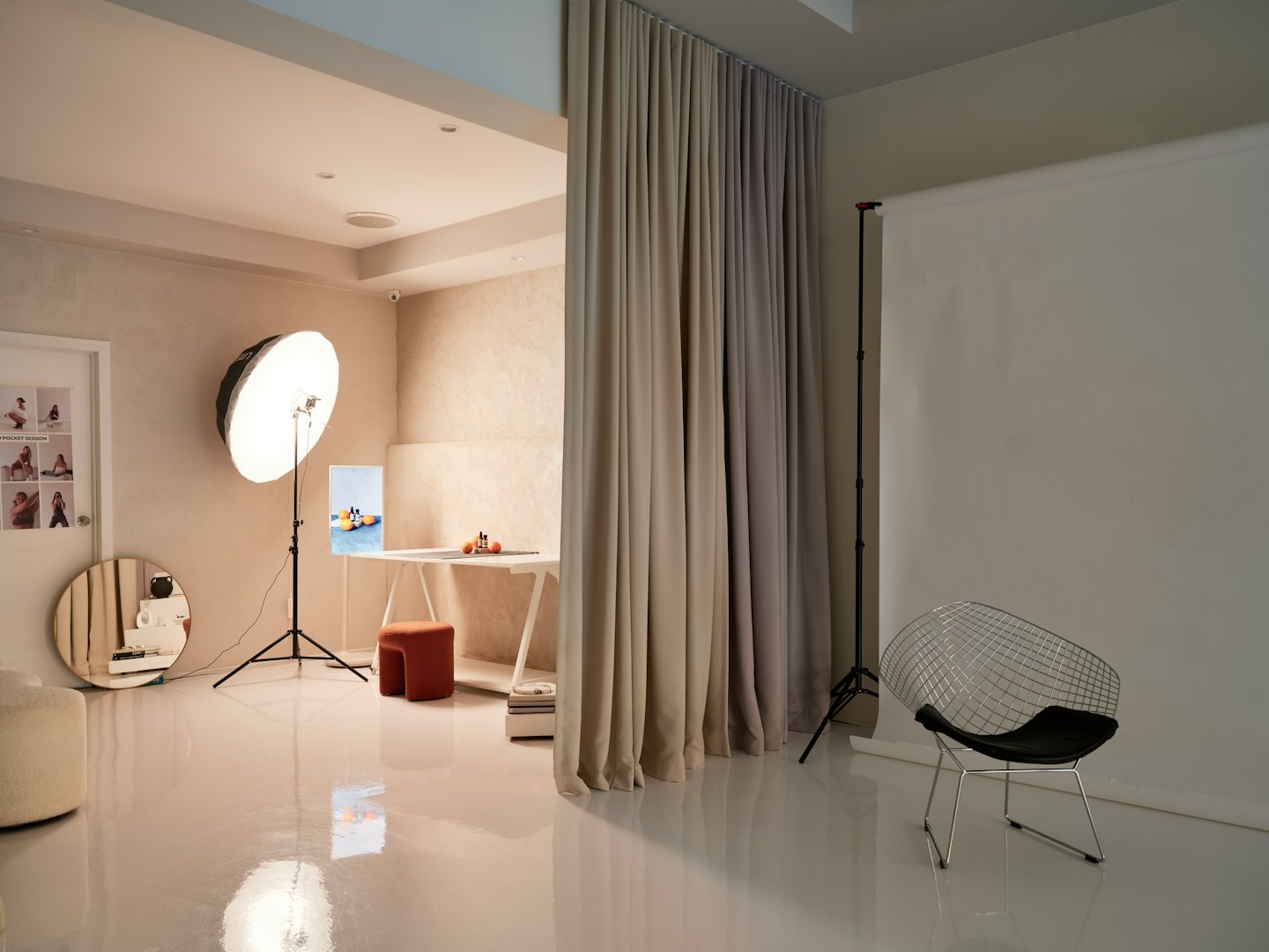 Professionelles Fotostudio mit weißem nahtlosem Hintergrund.