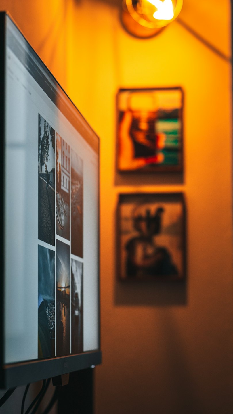 Computerbildschirm mit einer Rasteransicht von Fotominiaturansichten.